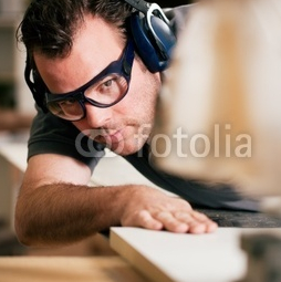 Carpenter_using_electric_saw.jpg